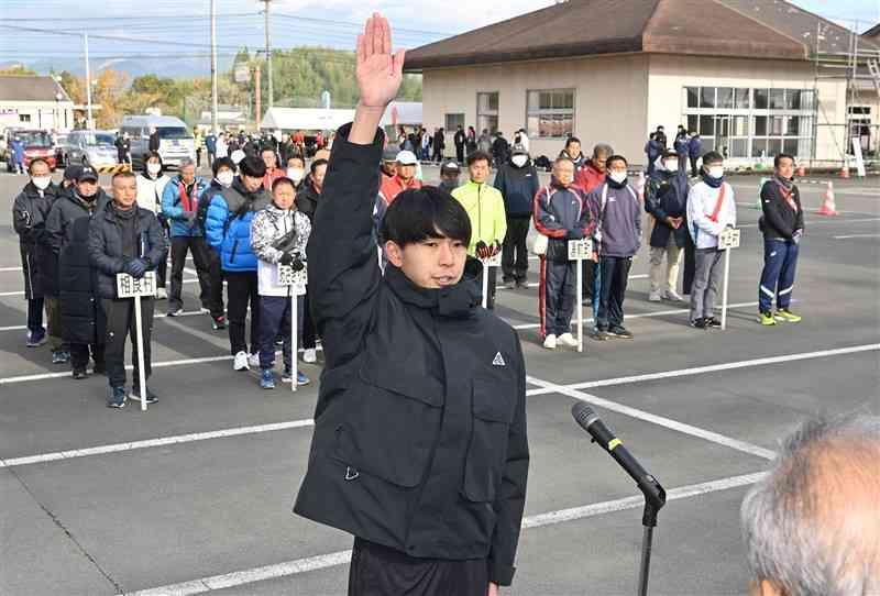 開会式で選手宣誓する水上村Aの杉野直輝＝15日、錦町役場前（小野宏明）