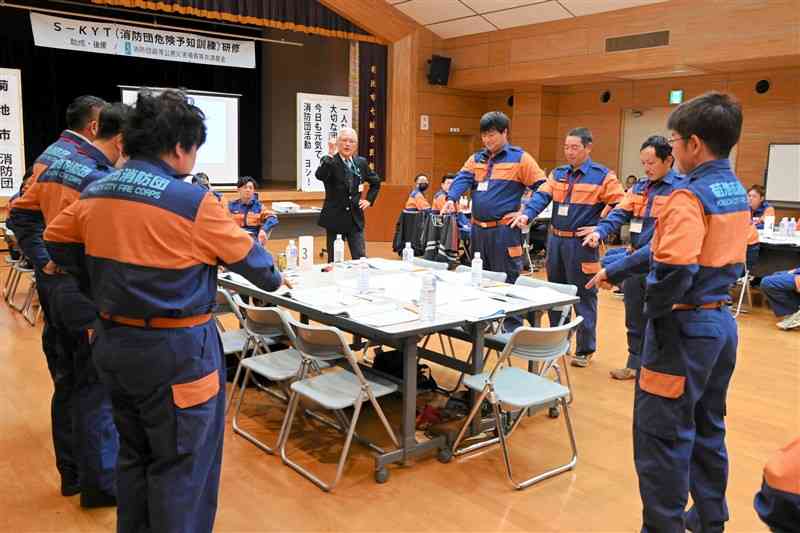 指さし確認を実践する菊池市消防団員＝14日、菊池市