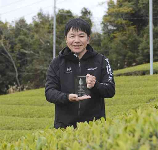 英国の品評会の和紅茶部門で金賞を受賞した坂口和憲さん＝13日、水俣市