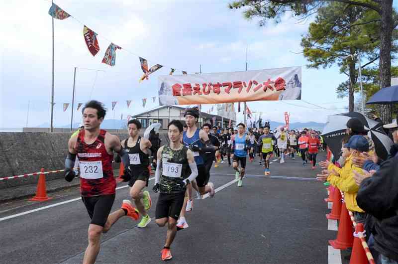 一斉にスタートする10キロコースの参加者＝15日、天草市