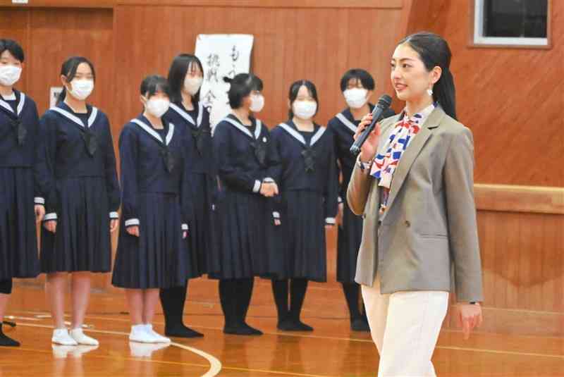 講演で美しく見せる歩き方を指導する植田明依さん＝15日、山鹿市