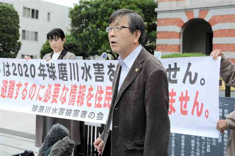 熊本豪雨の犠牲者遺族の提訴について、熊本地裁前で取材に答える原告代理人の奥島直道弁護士＝16日、熊本市中央区