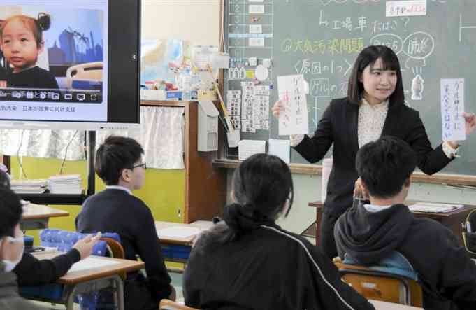 モンゴルの大気汚染問題をテーマに授業をする赤池美里教諭＝9日、熊本市東区