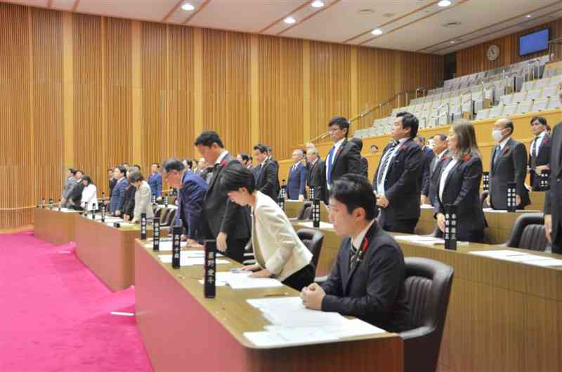 66議案を可決、承認、同意、認定して閉会した熊本県議会の定例会＝17日、議会棟