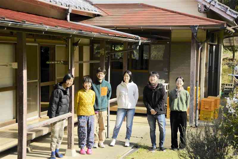 それぞれの思いを胸に相思社で働く職員ら＝17日、水俣市