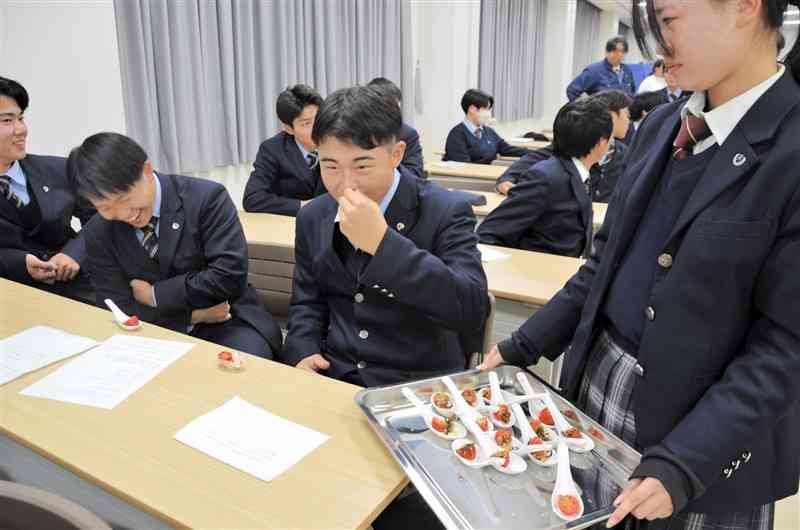 ミニトマトを使った料理を試食する専大熊本高の生徒＝16日、玉名市