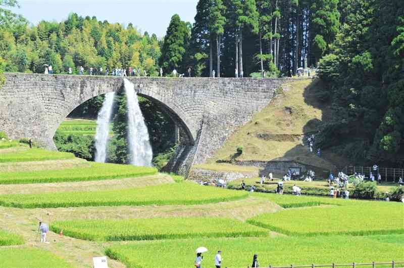 架橋から170年が経過した国宝・通潤橋。放水は山都町の観光の目玉でもある＝9月、同町