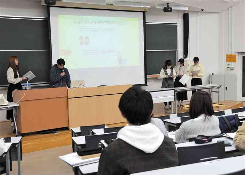 熊本銀行の活動について発表する熊本大法学部の学生たち＝17日、熊本市中央区