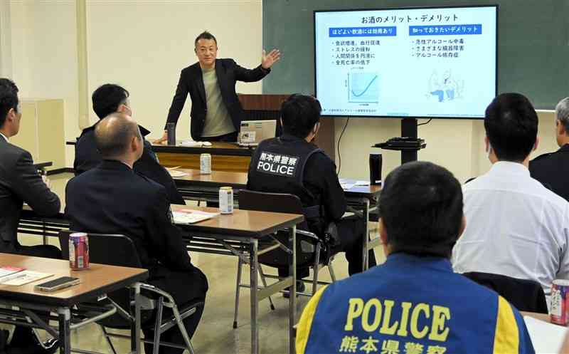 小国署員に適切な飲酒について話す石風雄平さん（奥）＝18日、小国町