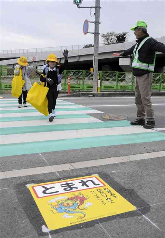 池上小近くに設けられた「にしまる」の路面標示シート＝17日、熊本市西区