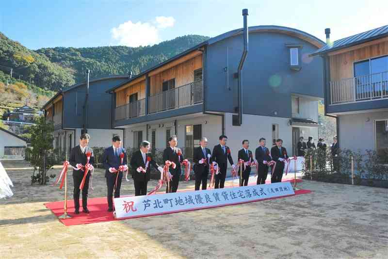 芦北町湯浦地区に建設された優良賃貸住宅「友田団地」＝19日、同町