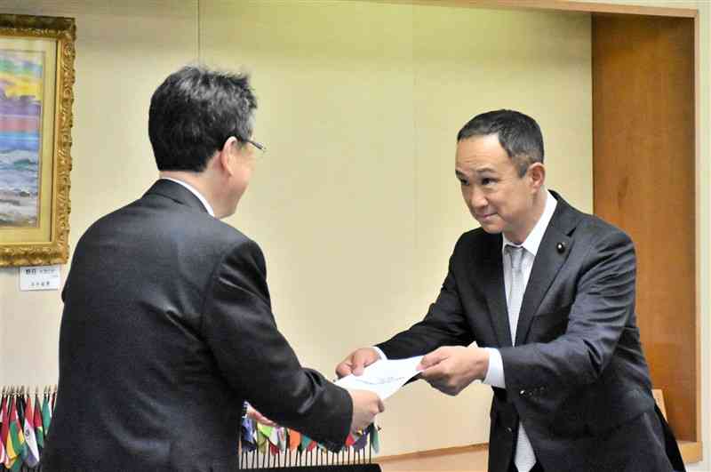 熊本市の大西一史市長に要望書を手渡す熊本自民党市議団の澤田昌作団長（右）＝19日、市役所