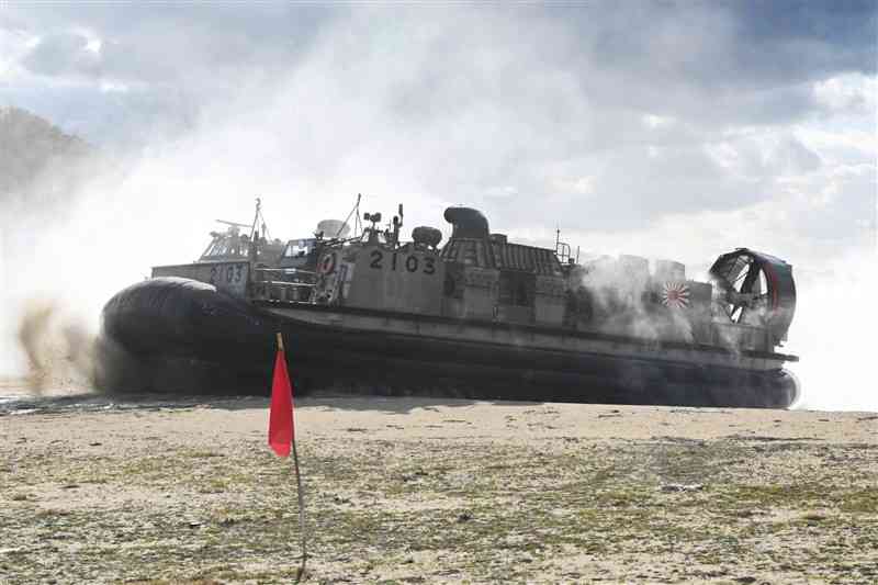 樋合海水浴場に上陸した海上自衛隊のホーバークラフト型揚陸艇＝19日、上天草市