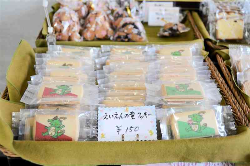 池上小創立150周年を記念して「お菓子のあさい」が作ったクッキー＝17日、熊本市西区