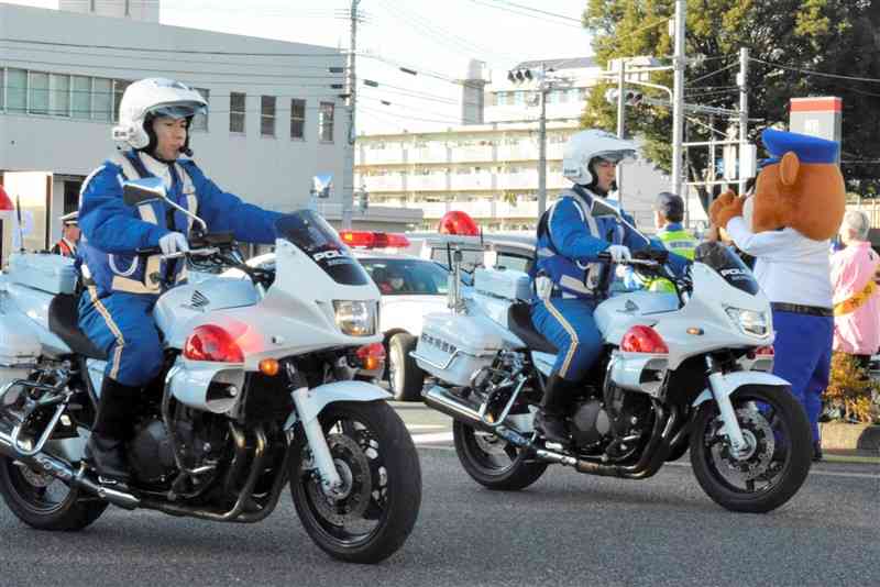 年末特別警戒活動でパトロールに出発する白バイ隊員ら＝20日、熊本市東区