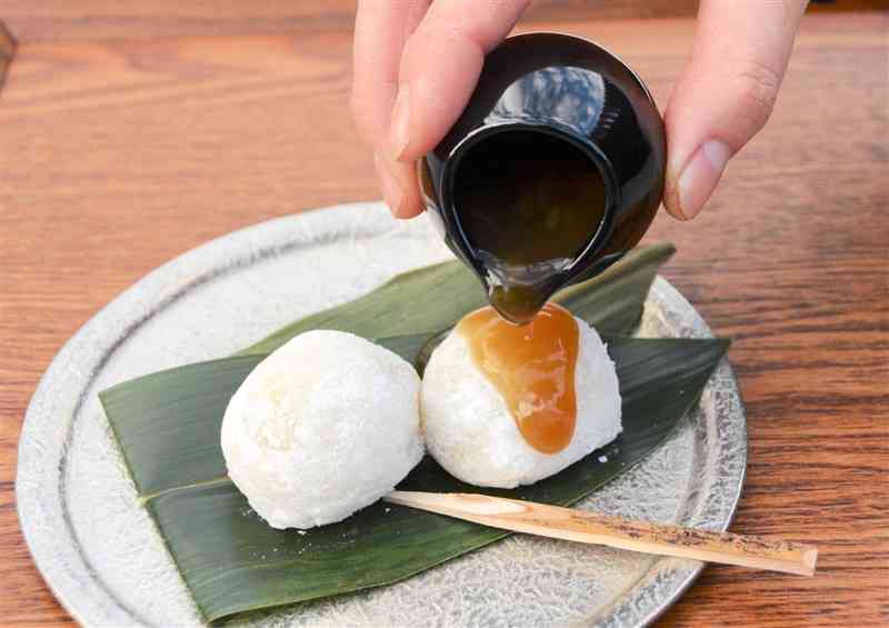 みたらし団子のたれをかけても楽しめる芋金団大福＝20日、人吉市