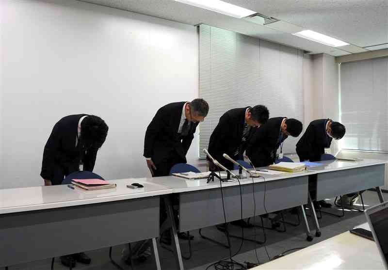 旅行割引事業に関係した職員2人の処分などを発表した県人事課の記者会見＝20日、県庁