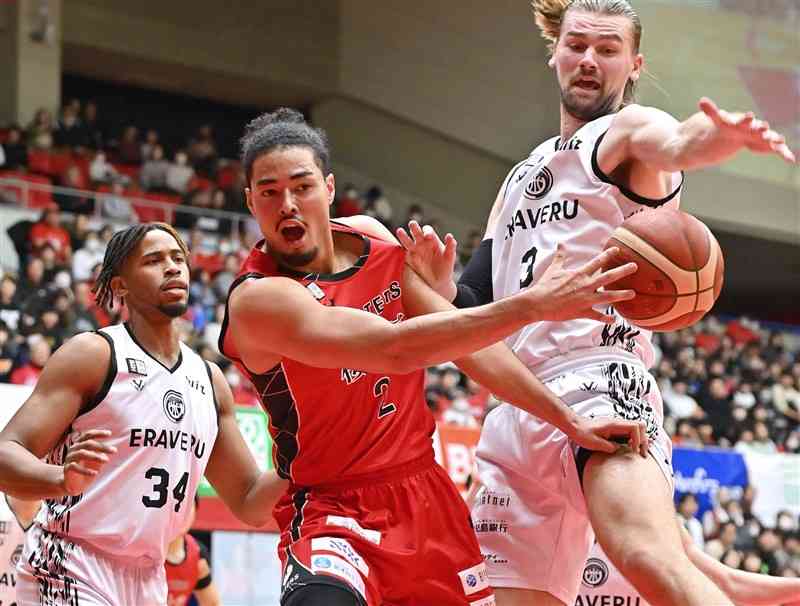 【熊本－鹿児島】第1クオーター、ゴール下でパスを出す熊本の田中（中央）＝熊本県立総合体育館（上杉勇太）