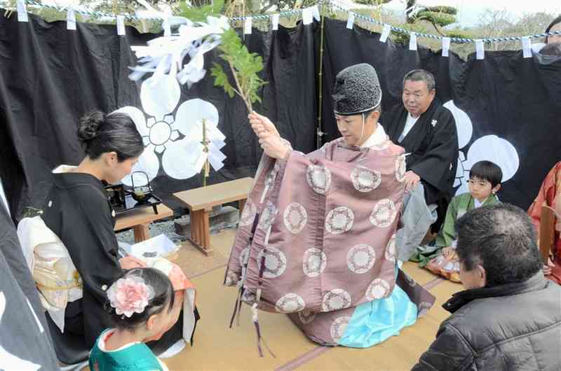 即席の夫婦が結婚式を挙げた「嫁とり祭り」＝22日、菊池市