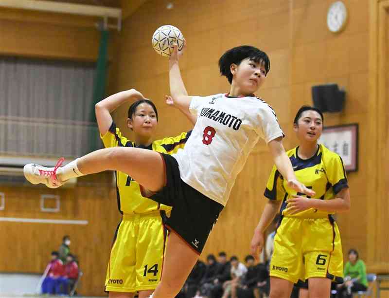 【女子予選リーグ・熊本選抜－京都選抜】後半、シュートを放つ熊本の鶴﨑＝長野・埴生中体育館