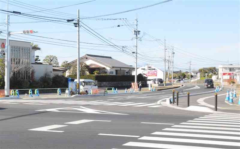 全線開通したパイン通り線の東側の入り口＝23日、熊本市南区