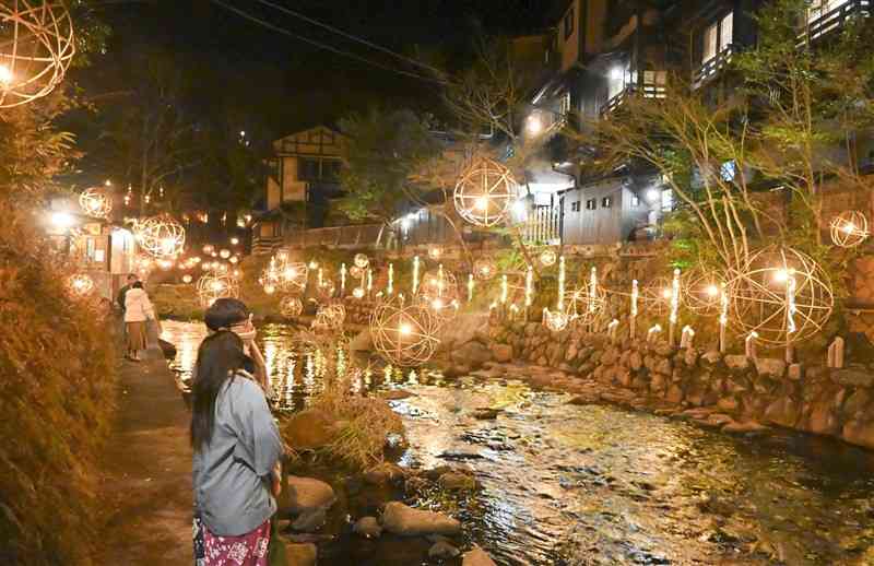 黒川温泉街を彩る「湯あかり」を楽しむ観光客＝22日、南小国町