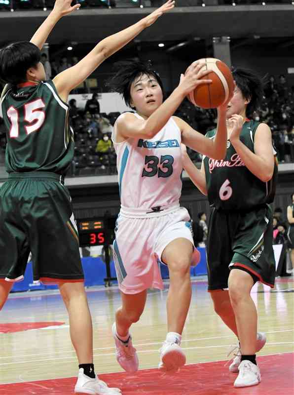 【女子1回戦・慶誠－和歌山信愛】第2クオーター、ゴール下に切り込む慶誠の蔵満＝東京・武蔵野の森総合スポーツプラザ