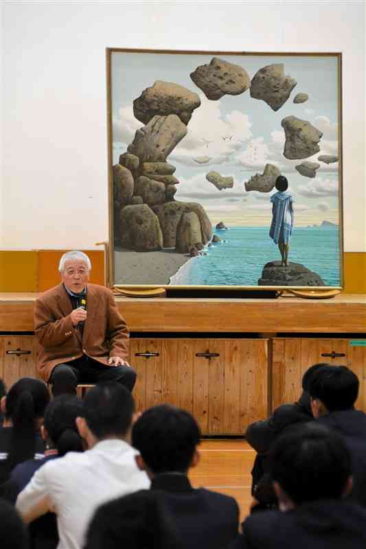 母校の天明中に「海風」を寄贈した小林孝夫さん＝23日、熊本市南区