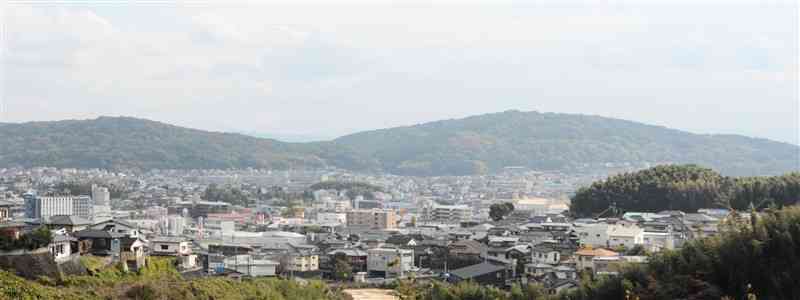 市街地近くにあり、熊本市民らの憩いの場となっている立田山（右奥が山頂）＝13日、熊本市北区