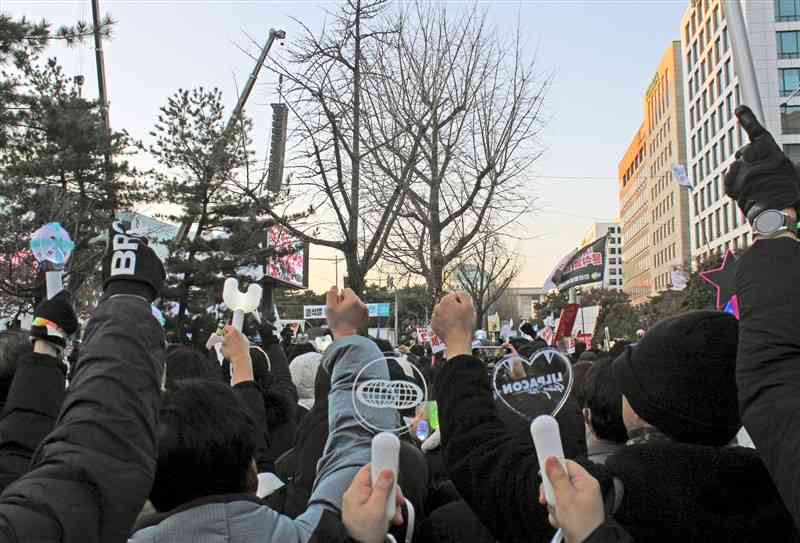 韓国の国会前の集会でペンライトを掲げ、尹錫悦大統領の弾劾を求める人たち＝14日（朱玹佑さん提供）