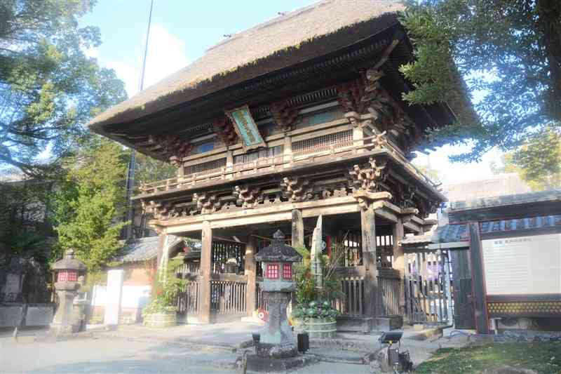 「相良700年が生んだ保守と進取の文化」の構成遺産の一つ青井阿蘇神社の楼門＝24日、人吉市