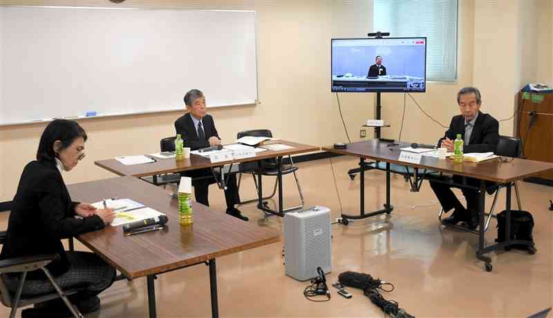 熊本市電のトラブル防止のための最終報告書案を取りまとめた検証委員会＝24日、市交通局