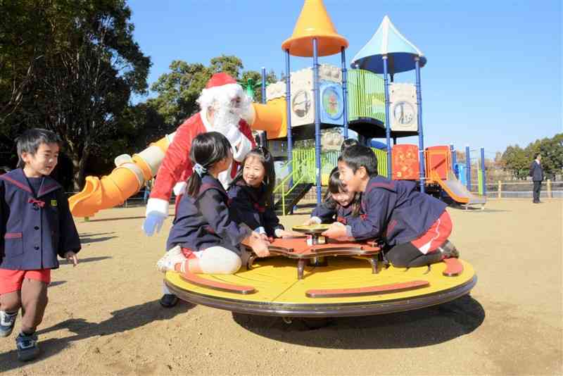 オープンした遊具広場で遊ぶ白川保育園の子どもたち＝24日、大津町