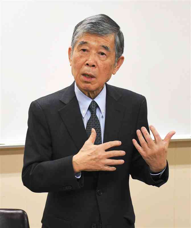 取材に応じる検証委員会の吉田道雄会長＝24日、熊本市交通局