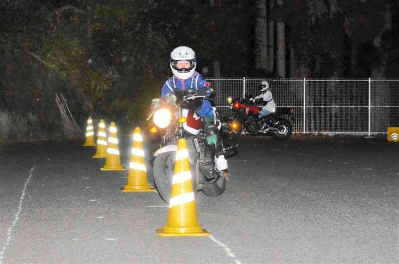 安全運転の技術などを磨く矢部高二輪車競技部の部員ら＝昨年12月18日、山都町