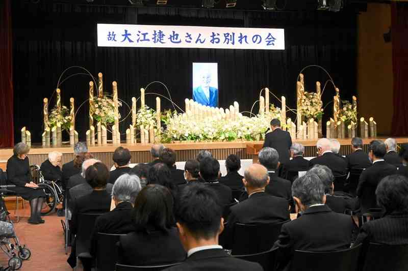 文化関係者ら多くの人が参列した大江捷也さんのお別れの会＝25日、熊本市中央区