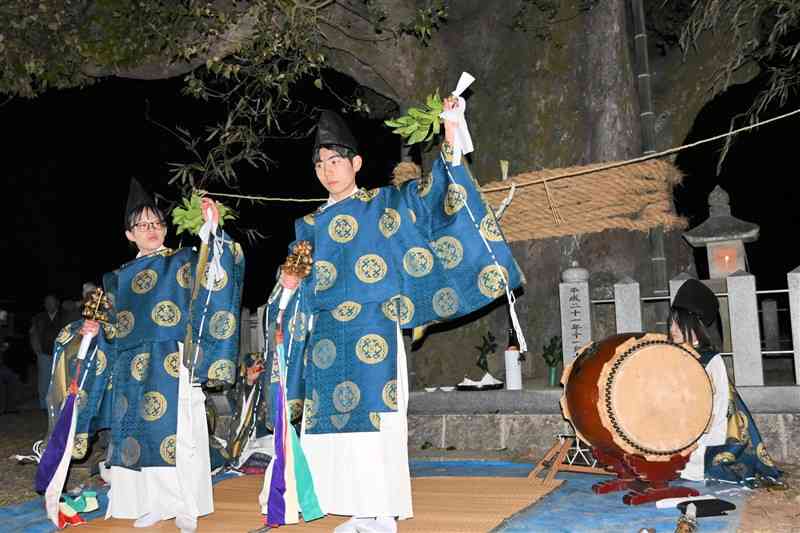 岩本神楽を奉納する旭志中の3年生＝15日、菊池市