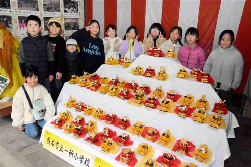 新町会館に展示されている一新小の児童が制作した獅子頭＝25日、熊本市中央区