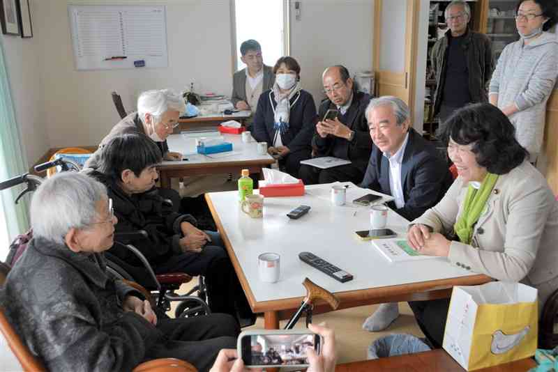 坂本しのぶさん（左から2人目）と面会する衆院環境委員長の近藤昭一氏（右から2人目）ら＝25日、水俣市