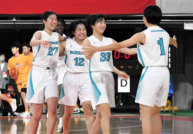 準々決勝で岐阜女に勝ち、悲願の4強進出を喜ぶ慶誠の高松（左）ら＝東京体育館