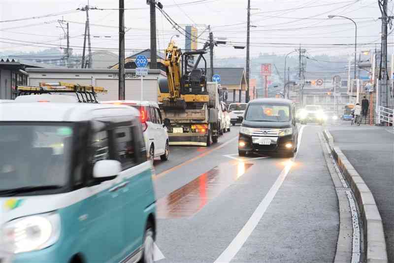 混雑する大津町の県道矢護川大津線。右奥の交差点で国道57号につながる＝2024年12月26日