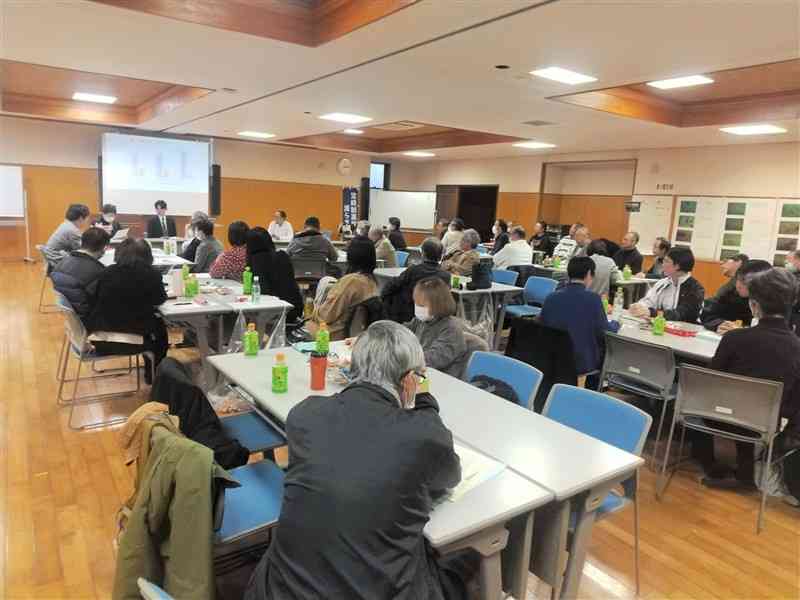 定時・通信制の役割や必要性について議論した集会＝21日、天草市