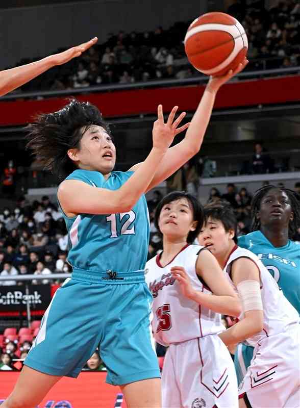 【女子準決勝・慶誠－大阪薫英女学院】第3クオーター、ゴール下に切り込みシュートを放つ慶誠の岸（12）＝東京体育館（石本智）