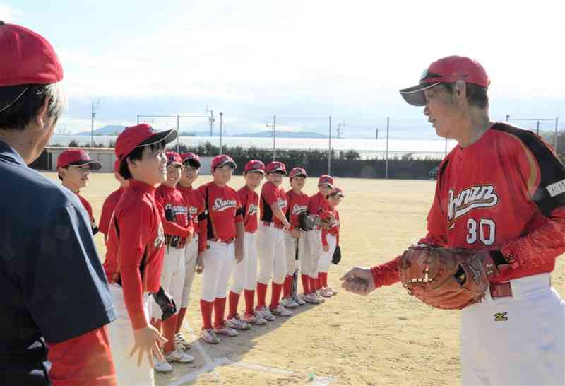 親子試合の前に選手チームのキャプテンとじゃんけんをする福永敏博さん（右）＝21日、熊本市東区