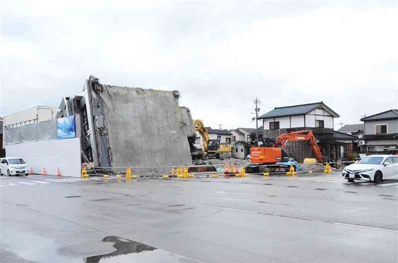 横倒しになったままになっていた7階建てのビルは公費解体が進んでいた＝17日、輪島市