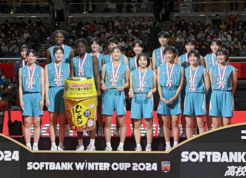 全国高校バスケットボール選手権で県勢初の準優勝に輝いた女子の慶誠＝28日午後、東京体育館（石本智）