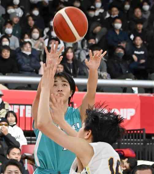 【女子決勝・慶誠－京都精華学園】第1クオーター、3点シュートを放つ慶誠の陽本（奥）＝東京体育館（石本智）