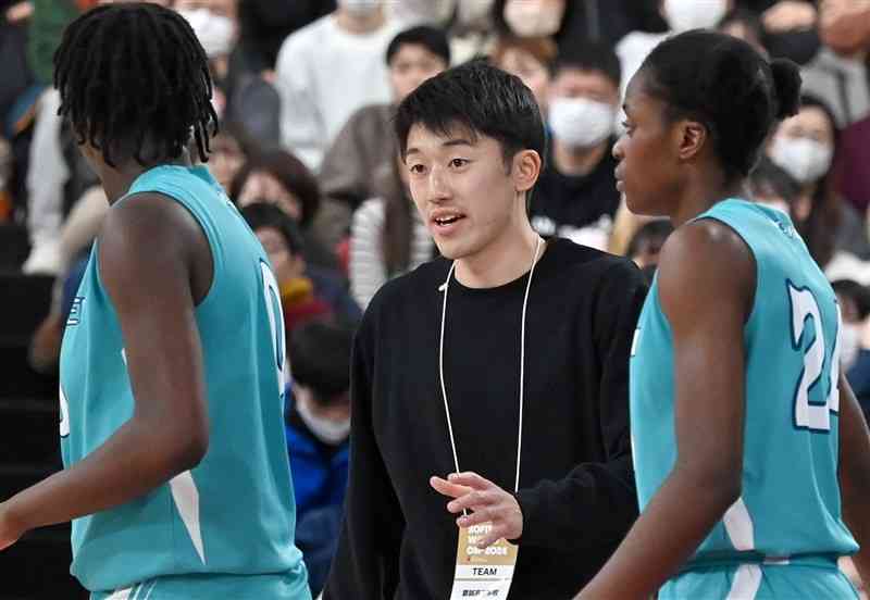 【女子決勝・慶誠－京都精華学園】第4クオーター、5ファウルで退場となった慶誠のロー（左）に声を掛ける右田卓也監督＝東京体育館（石本智）