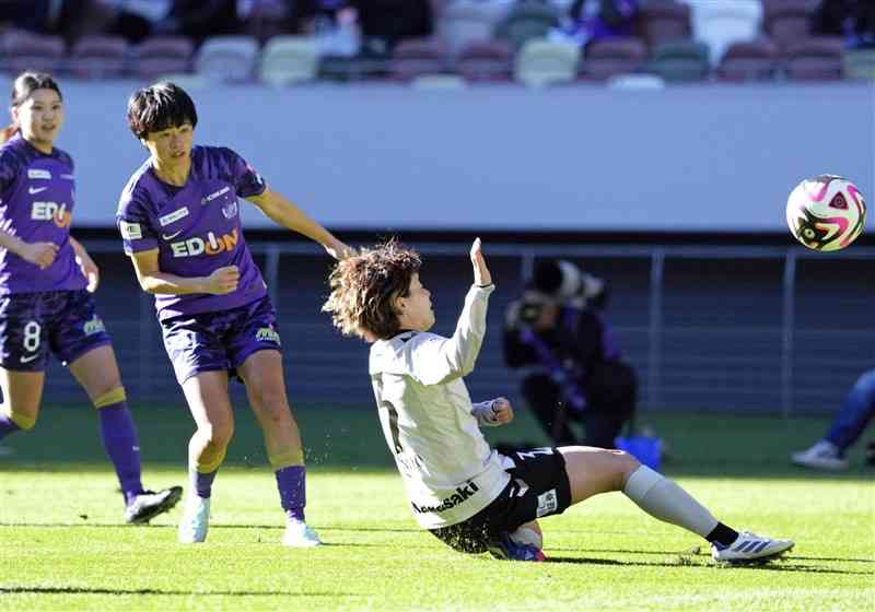 【広島－神戸】前半、決勝ゴールを決める広島・上野（中央）＝国立競技場