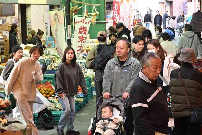 正月用品の買い出しをする客らでにぎわう子飼商店街＝30日、熊本市中央区（谷川剛）